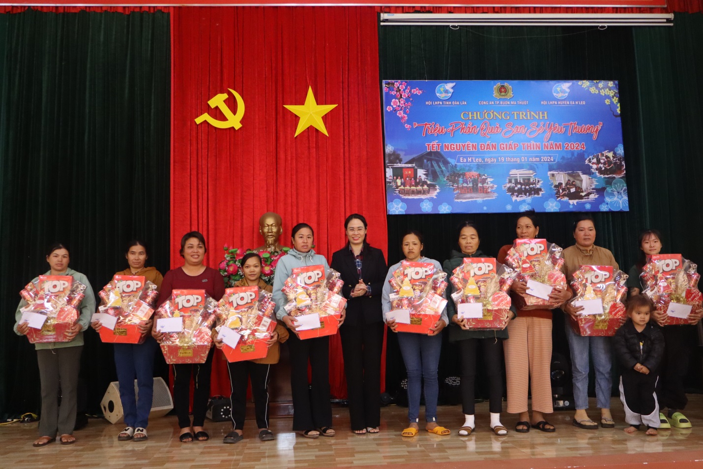 Hội Liên hiệp Phụ nữ huyện Ea H’Leo tổ chức chương trình “triệu phần quà san sẻ yêu thương” Tết nguyên đán Giáp Thìn năm 2024